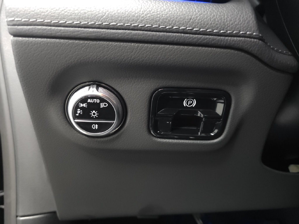Certified 2023 Mercedes-Benz EQE 500 4MATIC Sedan w/ Pinnacle Trim Package image 10