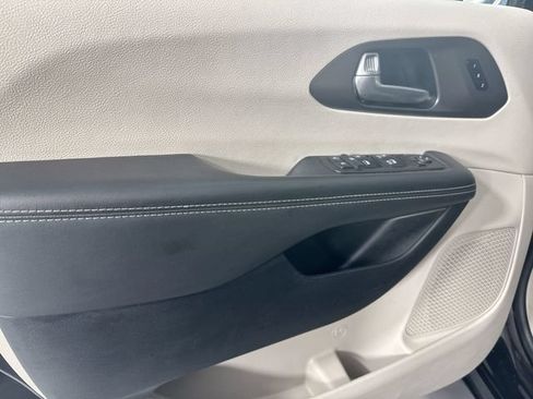 Used 2024 Chrysler Pacifica Touring-L FWD image 19