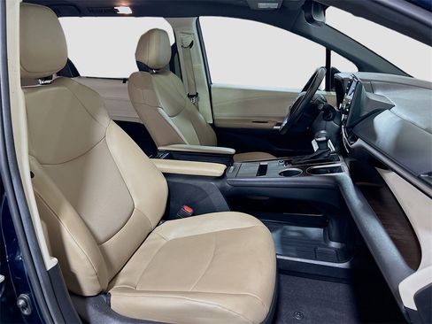 Used 2024 Toyota Sienna XLE image 27