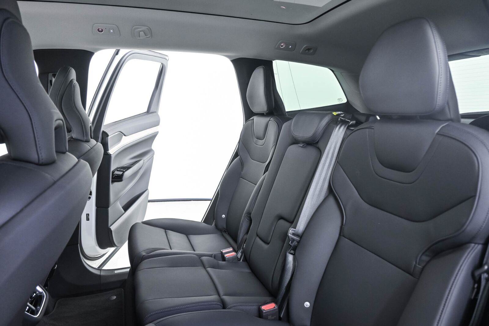 Certified 2025 Volvo EX90 Plus AWD/4WD image 19
