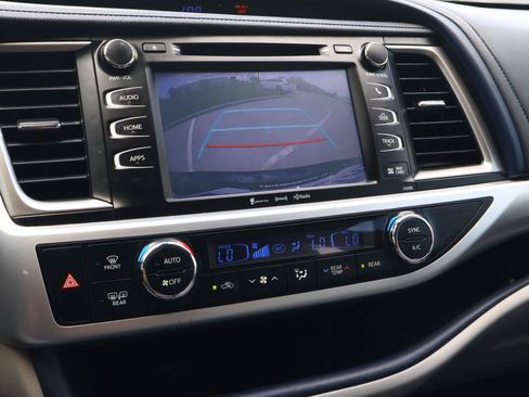 Used 2019 Toyota Highlander XLE FWD image 25