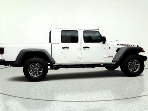 Used 2025 Jeep Gladiator Mojave w/ Convenience Group AWD/4WD image 4