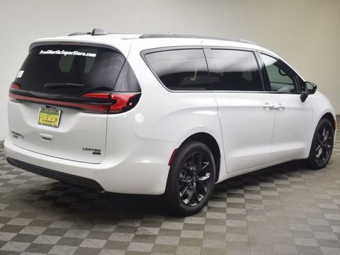 New 2026 Chrysler Pacifica Limited w/ S Appearance Package image 7