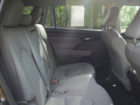 Used 2022 Toyota Highlander XLE image 22