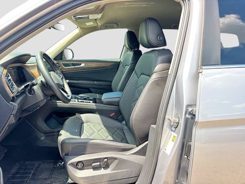 Used 2025 Volkswagen Atlas SE FWD image 20