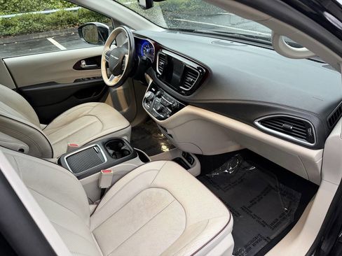 Used 2019 Chrysler Pacifica Limited image 15