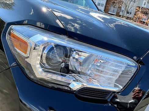 Used 2023 Toyota Tacoma TRD Off-Road w/ TRD Premium Off Road Package image 27