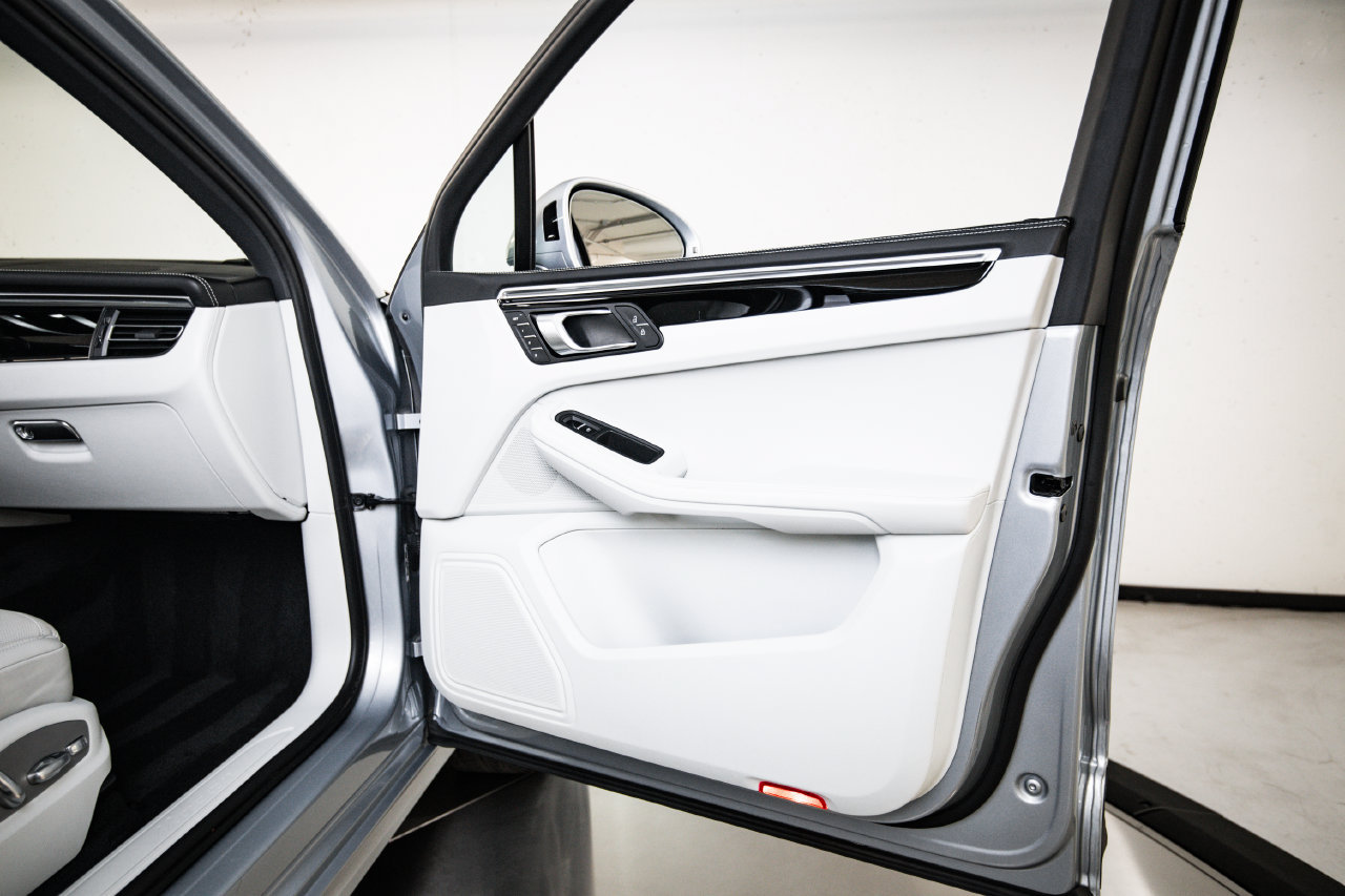 Certified 2023 Porsche Macan AWD/4WD image 27