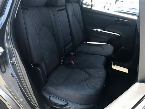Used 2020 Toyota Highlander LE FWD image 19