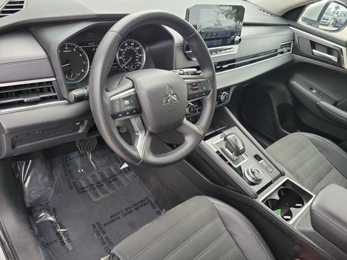 Used 2024 Mitsubishi Outlander SE FWD image 19