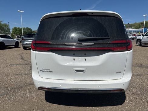 Used 2023 Chrysler Pacifica Touring-L w/ Uconnect Theater Family Group AWD/4WD image 7