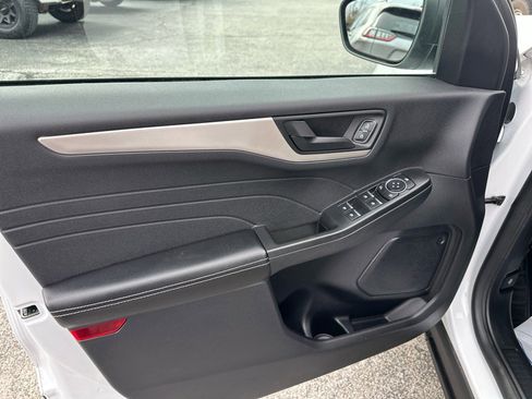 Used 2022 Ford Escape SE image 9