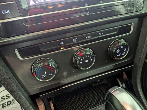 Used 2019 Volkswagen Golf S image 29