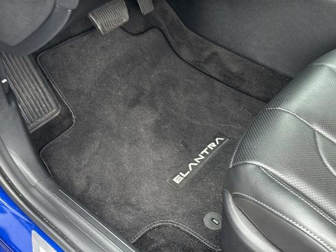 Certified 2025 Hyundai Elantra Limited image 18