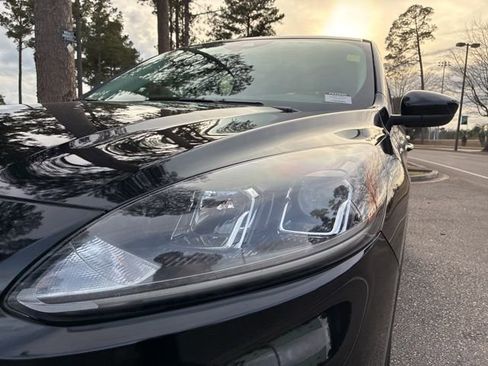 Used 2022 Ford Escape SE w/ SE Sport Appearance Package image 10