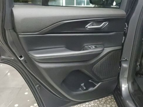 Used 2025 Jeep Grand Cherokee Altitude image 16