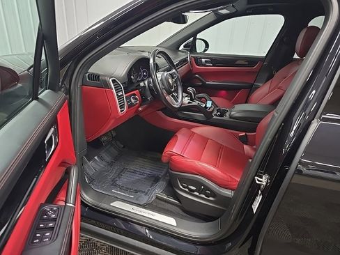 Used 2022 Porsche Cayenne Platinum Edition image 30