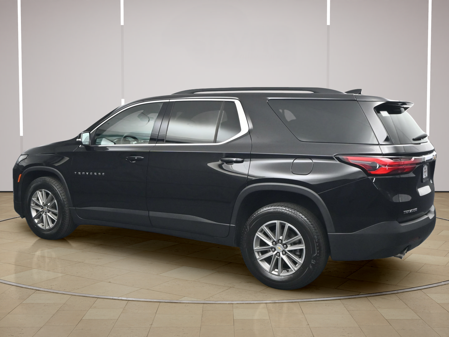 Used 2023 Chevrolet Traverse LT FWD image 5