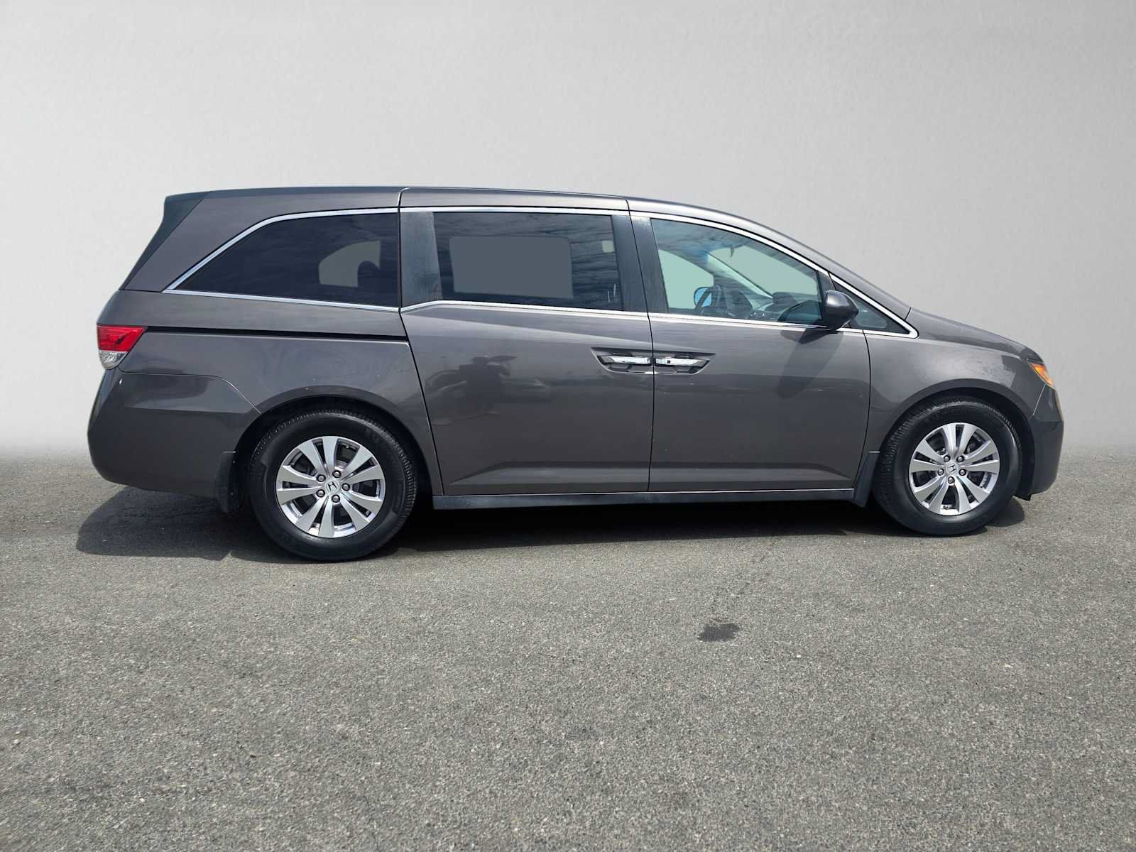 Used 2016 Honda Odyssey SE image 2
