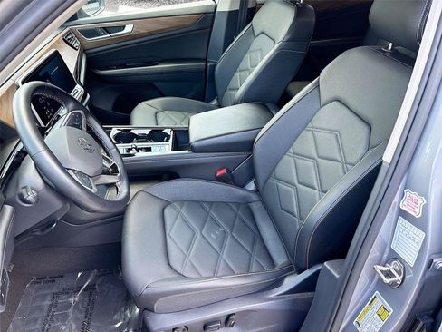 Used 2025 Volkswagen Atlas SE FWD image 21