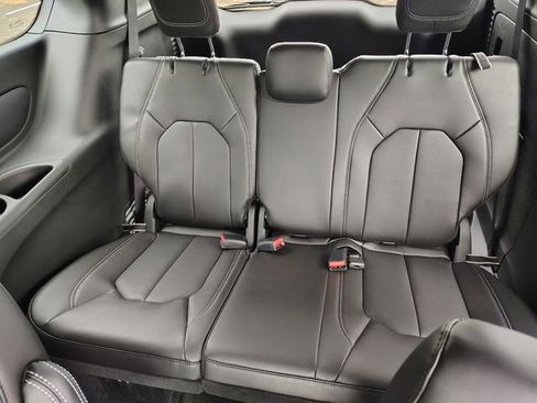 New 2026 Chrysler Pacifica Select image 32
