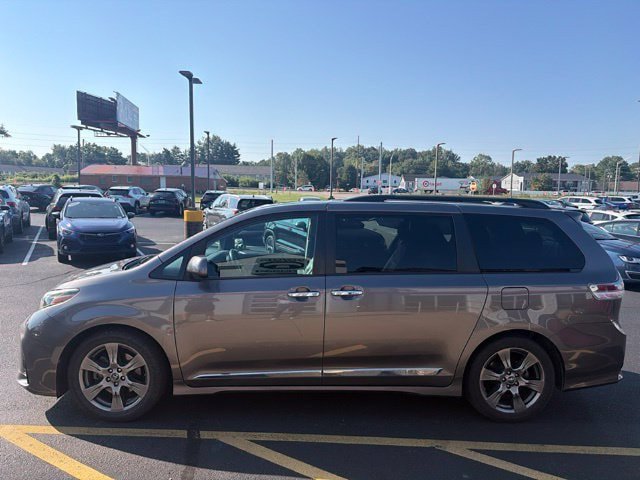 Used 2018 Toyota Sienna SE FWD image 3