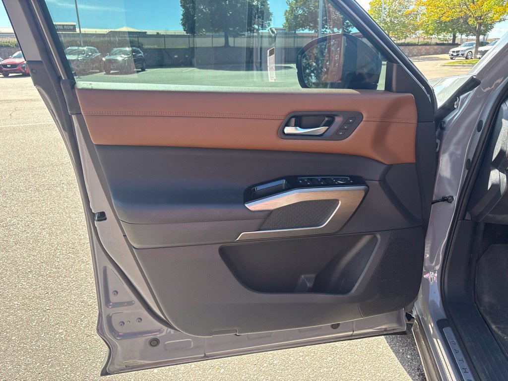 Used 2025 Nissan Pathfinder Platinum AWD/4WD image 9