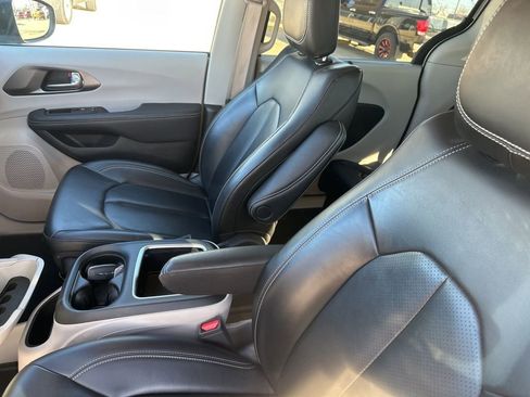 Used 2023 Chrysler Pacifica Touring-L image 2