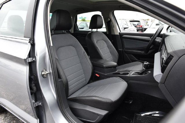 Used 2025 Volkswagen Jetta SE FWD image 21