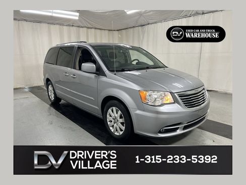 Used 2014 Chrysler Town & Country Touring FWD image 1