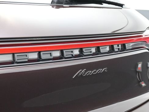 Certified 2025 Porsche Macan AWD/4WD image 14