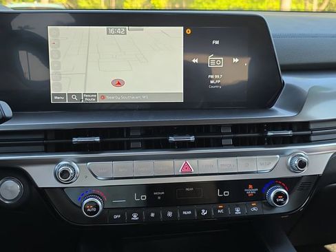 Used 2025 Kia Telluride LX FWD image 23