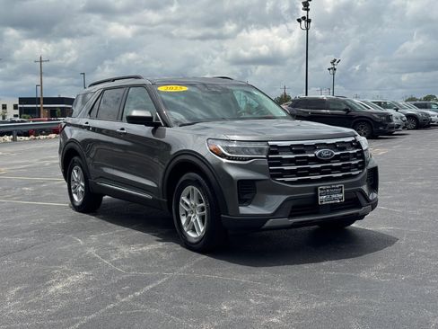 Used 2025 Ford Explorer Active AWD/4WD image 2