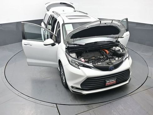 Used 2022 Toyota Sienna XLE image 58