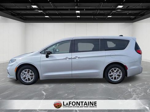 Used 2024 Chrysler Pacifica Touring-L image 2