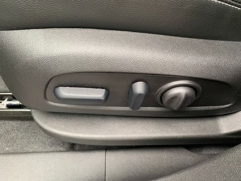 Used 2024 GMC Terrain SLT w/ Infotainment Package II AWD/4WD image 19