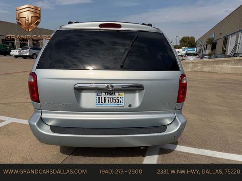 Used 2001 Chrysler Town & Country LXi image 4