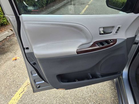 Used 2014 Toyota Sienna Limited image 21
