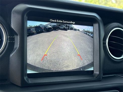 Used 2019 Jeep Wrangler Unlimited Sahara image 27