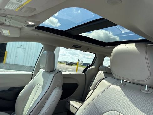 Used 2020 Chrysler Pacifica Limited FWD image 14