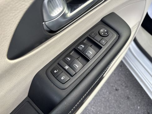 Used 2024 Chrysler Pacifica Touring-L image 17