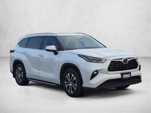Used 2024 Toyota Highlander XLE FWD image 3