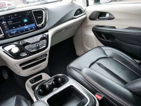 Certified 2024 Chrysler Pacifica Touring-L image 11