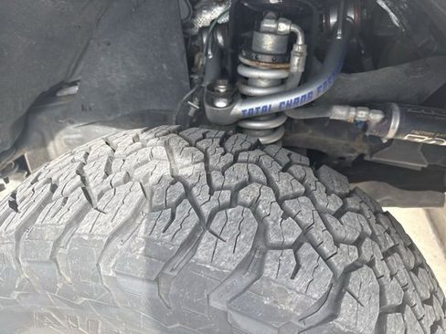 Used 2017 Toyota Tacoma TRD Off-Road w/ Premium & Technology Package image 4