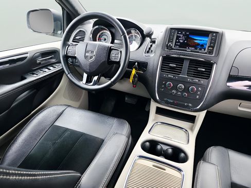 Used 2018 Dodge Grand Caravan SXT image 18