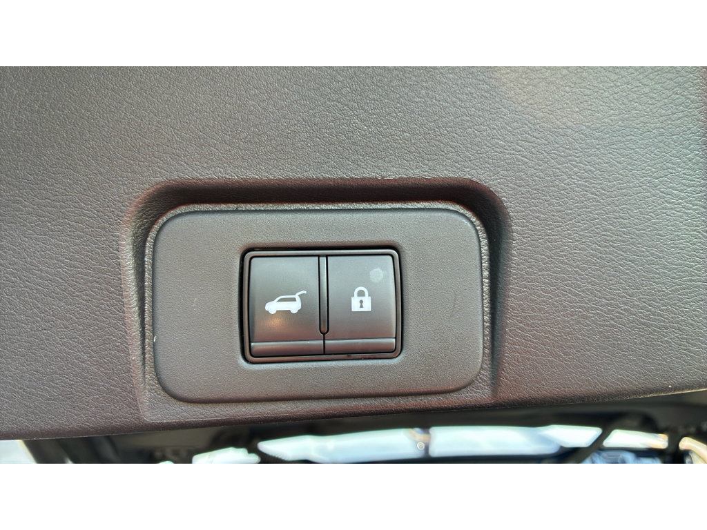 Used 2025 Nissan Rogue SV AWD/4WD image 10