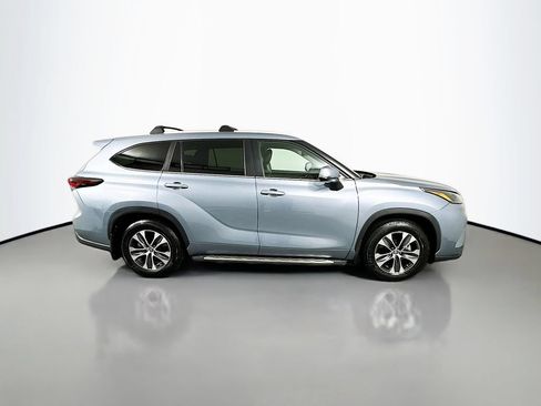 Used 2024 Toyota Highlander XLE FWD image 4