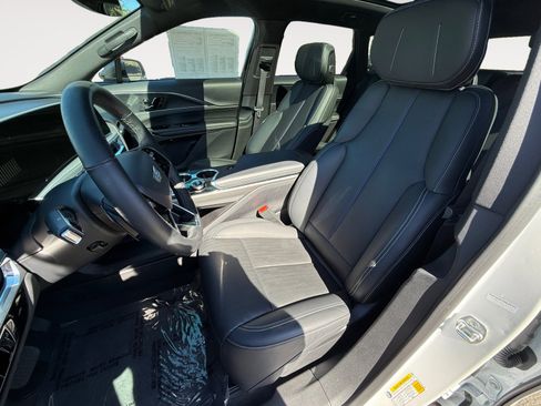 Used 2024 Cadillac Lyriq Luxury image 10