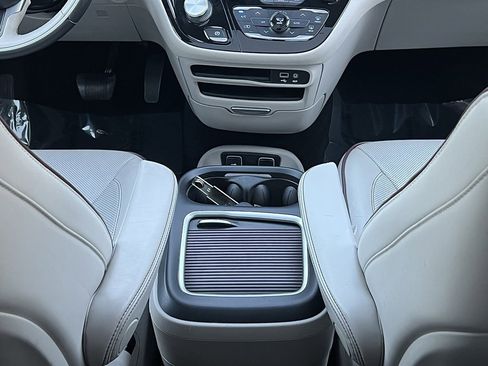 Used 2017 Chrysler Pacifica Limited w/ Tire & Wheel Group image 42