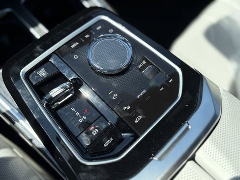 Used 2025 BMW 760i xDrive w/ Luxury Rear Seating Package image 11